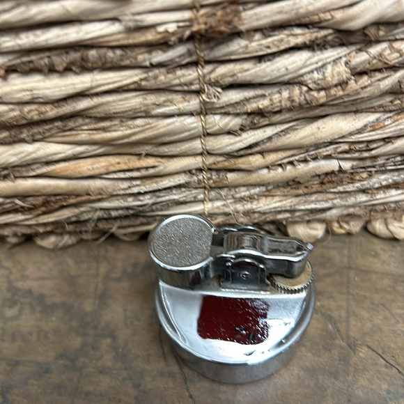 Small chrome table lighter - Picture 2 of 3